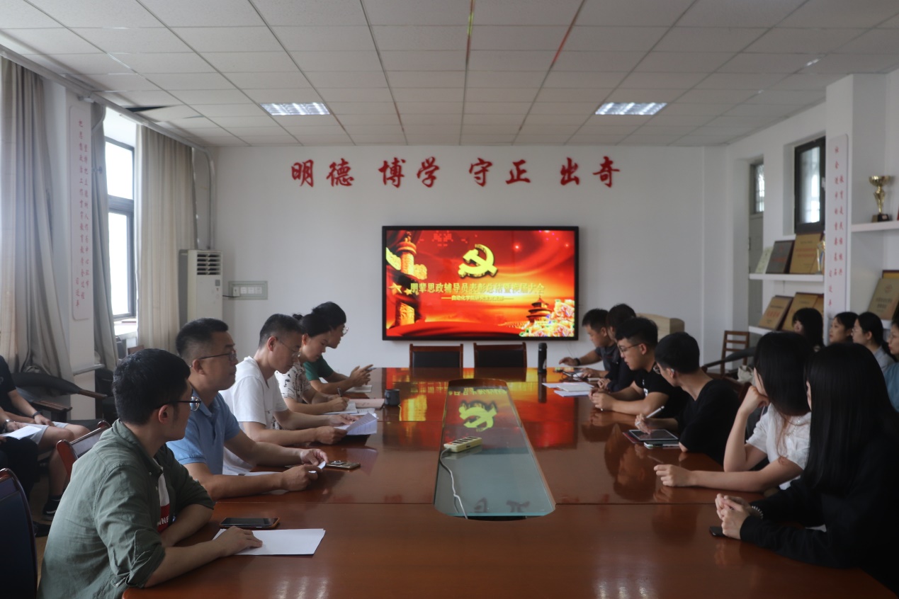 餐廳里的人們描述已自動生成