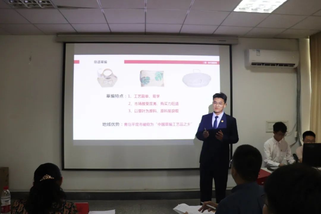 一群人站在電視前描述已自動生成