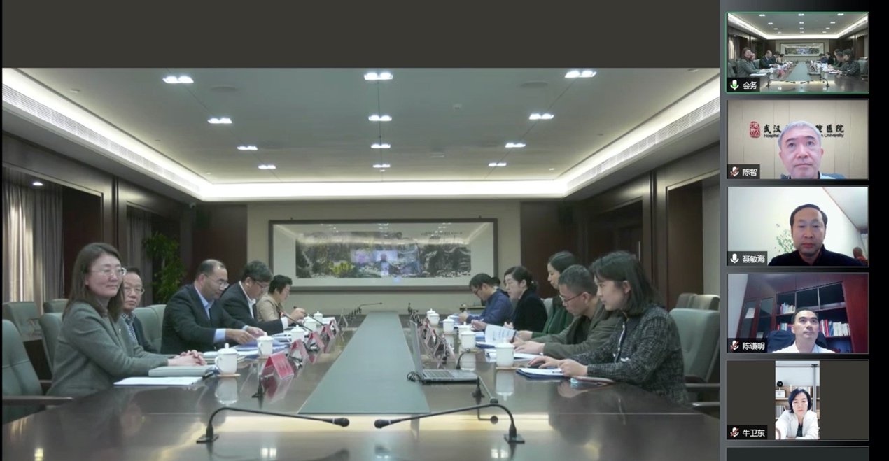 一群人在餐廳里中度可信度描述已自動(dòng)生成