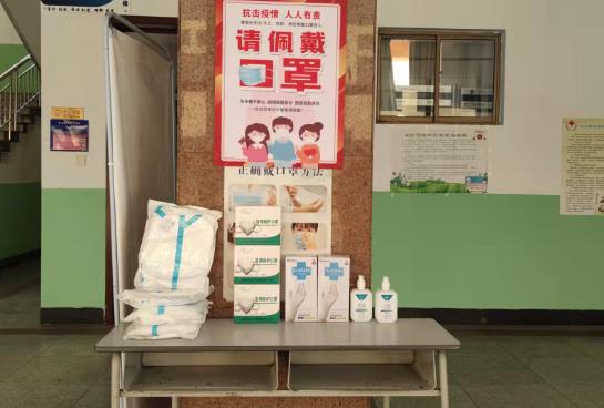 冰箱上貼著許多海報中度可信度描述已自動生成