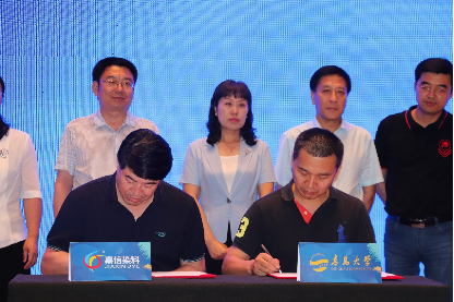 一群人站在屏幕前描述已自動生成