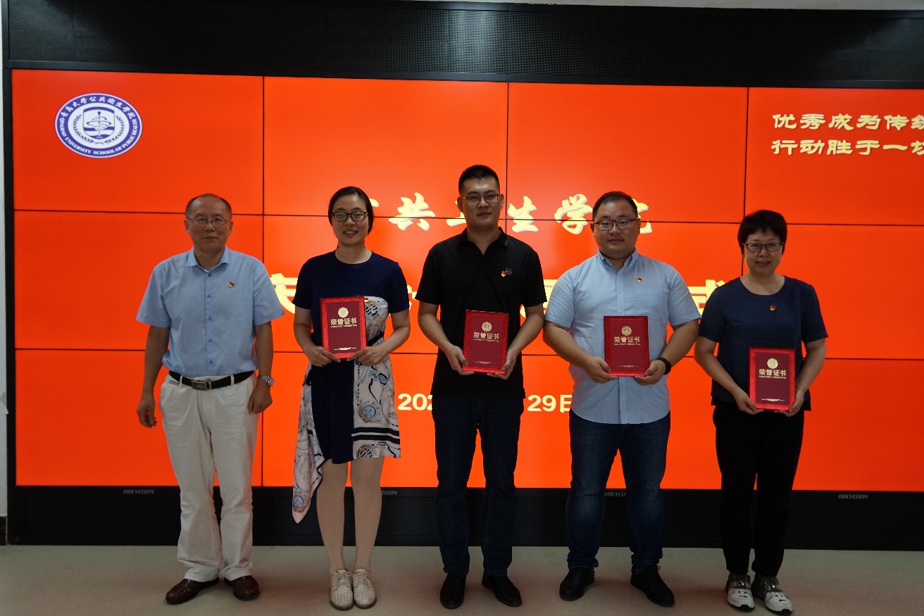 人們站在一起描述已自動生成