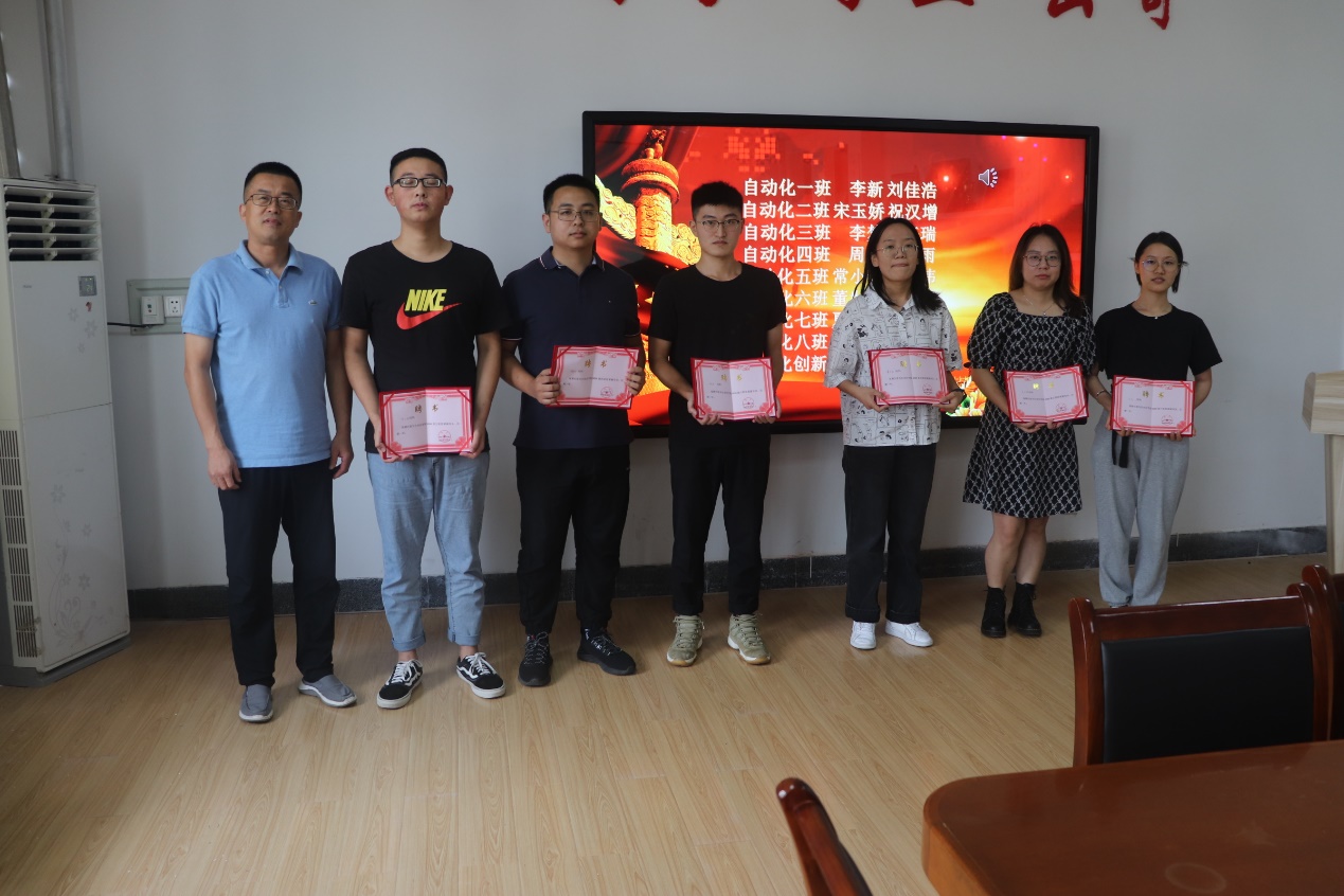 一群人站在房間里描述已自動生成