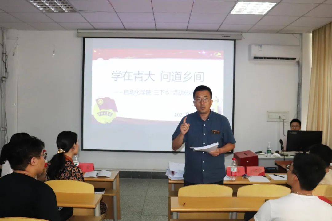 會議室里的人們描述已自動生成