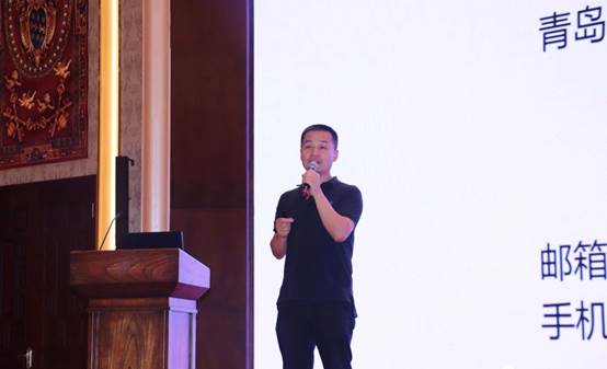 男人站在墻邊描述已自動生成